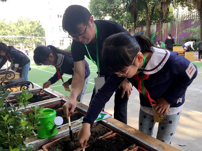 愚园路第一小学向红分校快乐拓展日+课程，图为家校共育蔬菜培植课程。（资料照片）.jpg