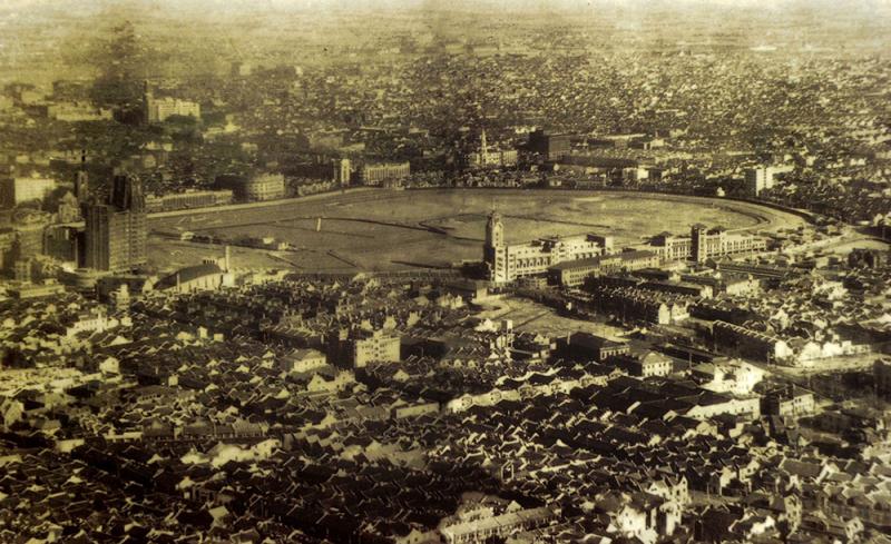 20世纪30年代的上海跑马厅全景。旧上海十里洋场“跑马厅”的重要部分跑马总会大楼，原来的跑马场现在已改造成人民广场和人民公园。.jpg