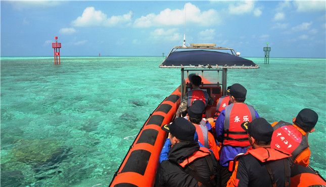 南海航保人首创的“水中灯桩”，按进港方向“左红右绿”的国际规则，为羚羊礁的渔民守护安全航道。.jpg