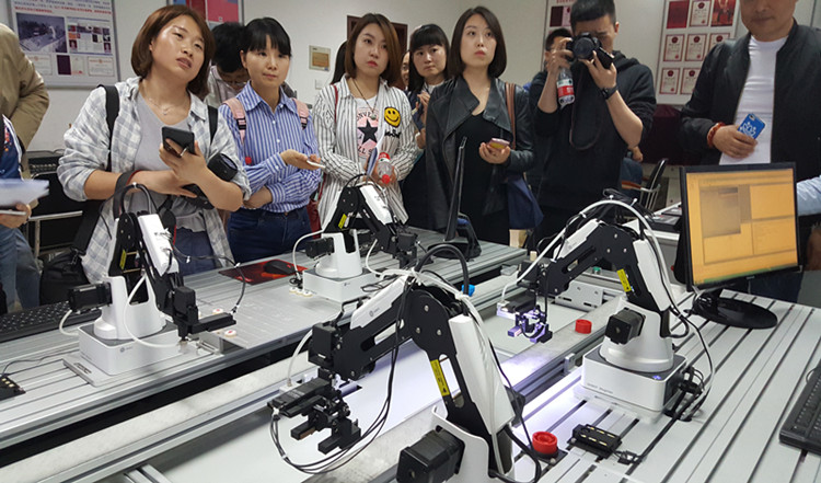 众记者纷纷陶醉于这一未来工业5.0时代的”中国制造“。.jpg