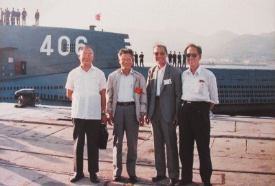 第一代核潜艇的四位老总聚于核潜艇前。左起赵仁恺、彭士禄、黄纬禄和黄旭华(赵仁恺供图).jpg