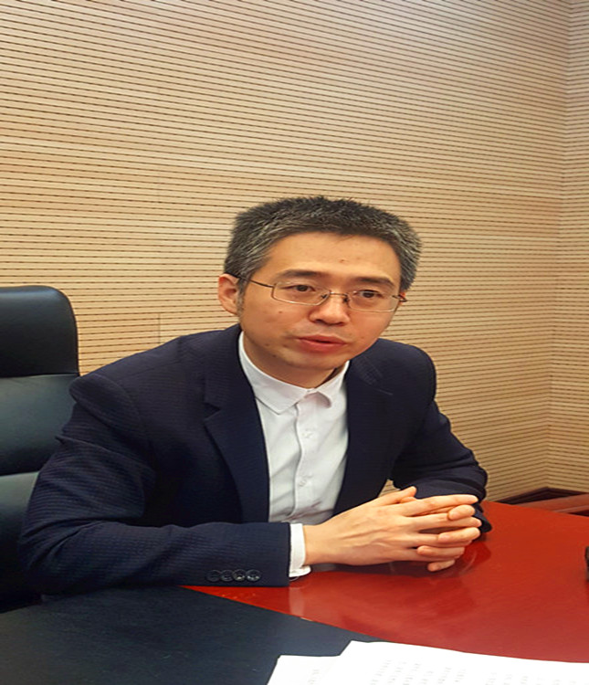 西安翱翔卫星技术有限公司CEO于晓洲博士向记者介绍“陕西一号”卫星星座计划。韩宏摄.jpg
