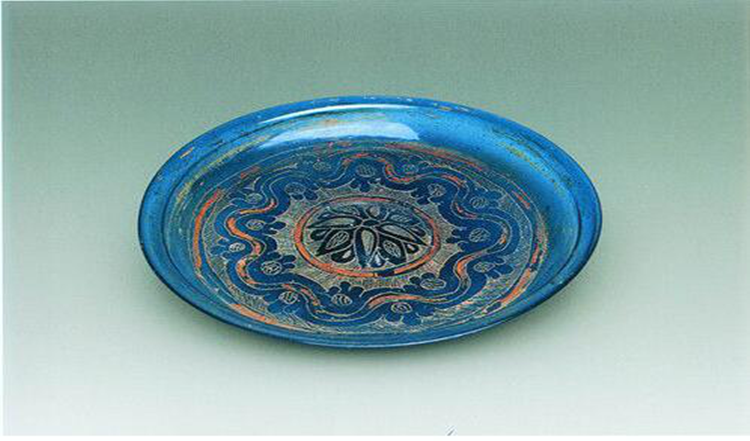 法门寺出土的丹芭纹描金蓝色琉璃盘。.png