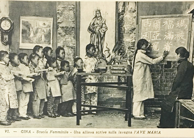 12-女子学堂，一女生在黑板上写“万福玛利亚”。_副本.jpg
