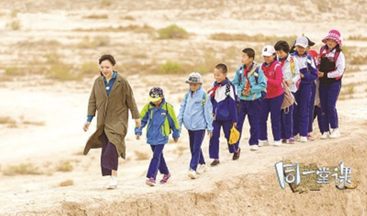 《同一堂课》里,作家张悦然带着她的“学生们”走过田野.jpg 《同一堂课》里,作家张悦然带着她的“学生们”走过田野.jpg