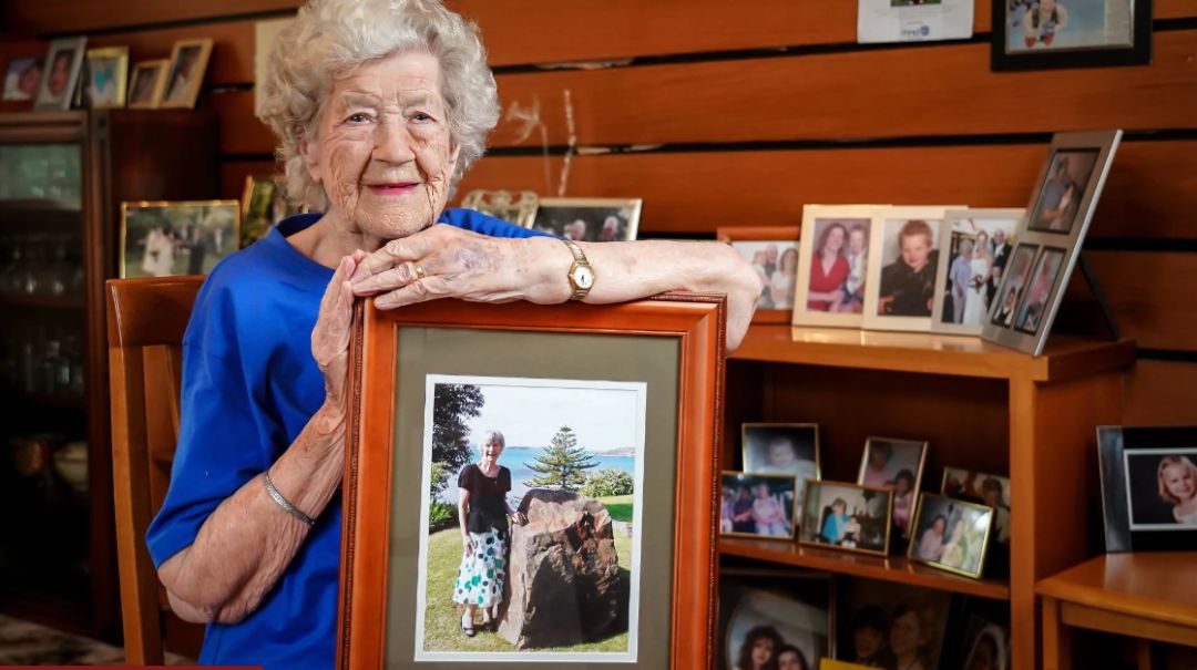 她是世界最酷奶奶,102岁仍从4000米高空跳伞,而背后的原因让人心痛