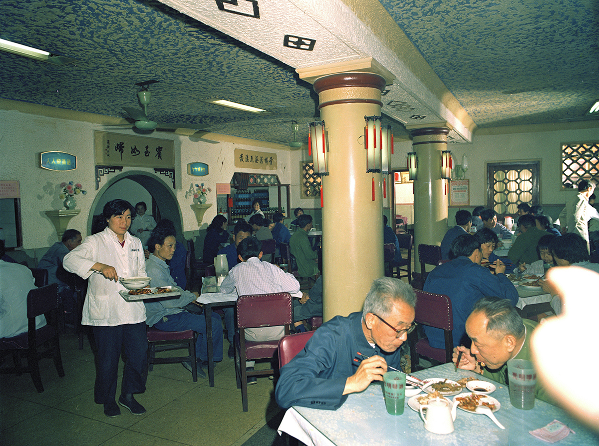 1982年，四川北路西湖饭店。随着社会生活回到正轨，饭店餐饮业重现生机（陆杰摄）.jpg