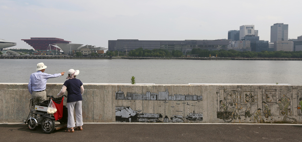 黄浦滨江世博园区段休闲的市民（王溶江摄）.jpg