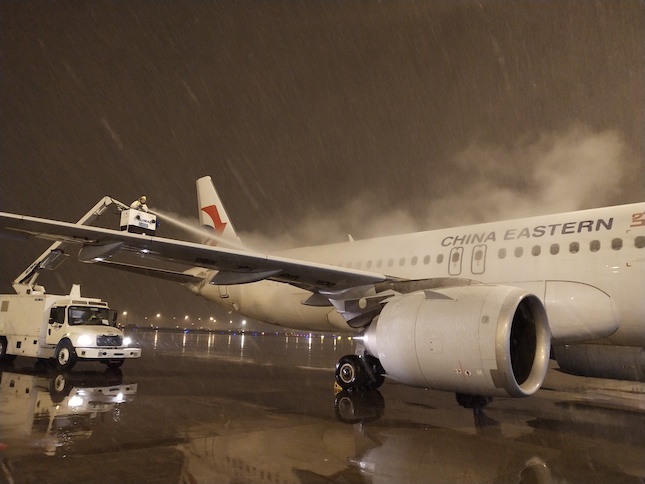 浦東和虹橋機場徹夜忙碌為飛機除防冰早高峰部分航班短時延誤