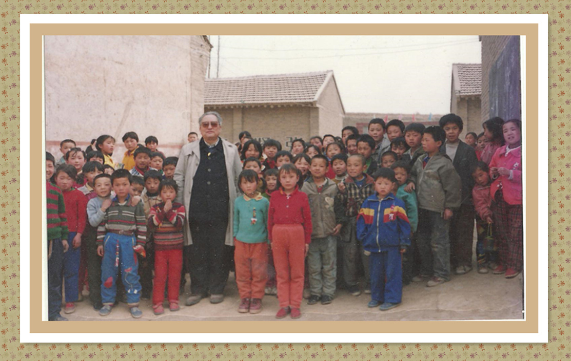 陈宝珍每年捐献鼓励家乡小学成绩优秀者1995年回乡_副本.jpg