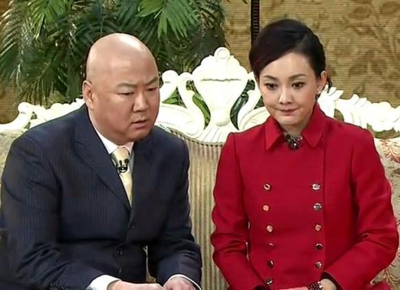 44岁牛莉与富豪老公近照，恩爱22年，女儿颜值一言难尽