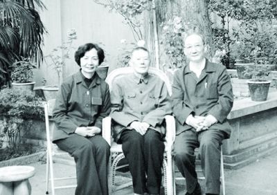 1981年，出席杜甫学会会议时叶嘉莹与缪钺教授(中)、金启华教授(右)合影（转引自《中华读书报》）.jpg