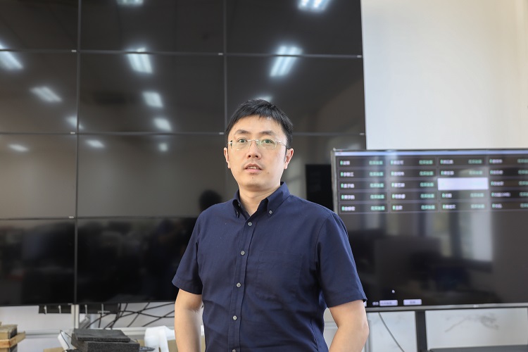范益波副教授在亿级像素显示系统平台前 摄影：师源隆.jpg