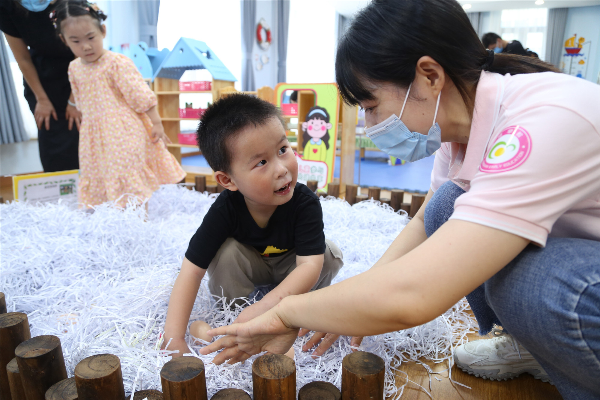 “贤城早教专列”亲子活动之三：“蛋宝宝找家”（郑逸洁 摄）.jpg