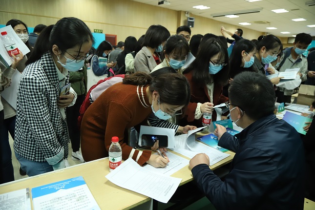 宣讲会后登记报名.JPG