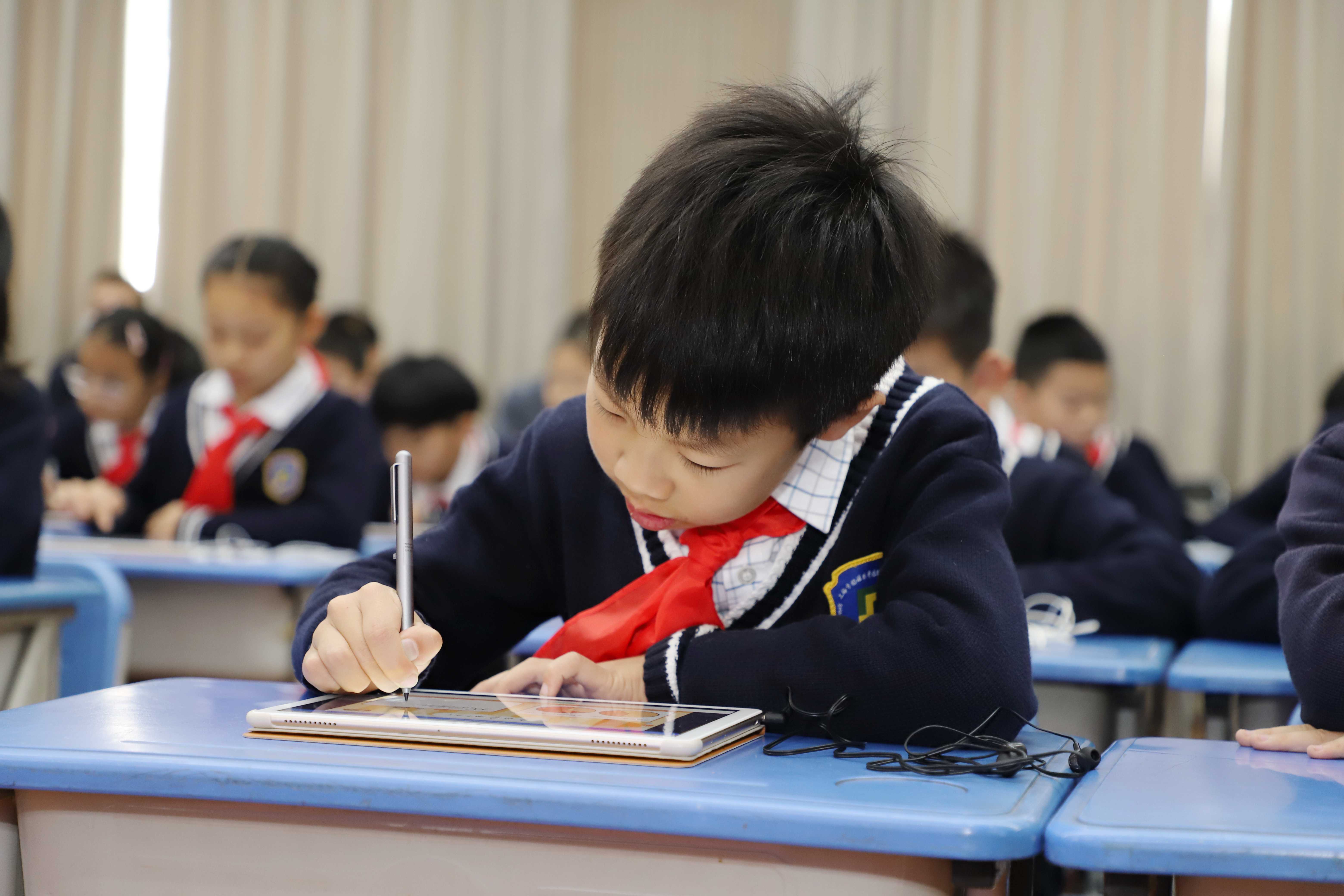 "创智云课堂,平凉路三小四(5)班的同学们实现了高效学习和个性化学习