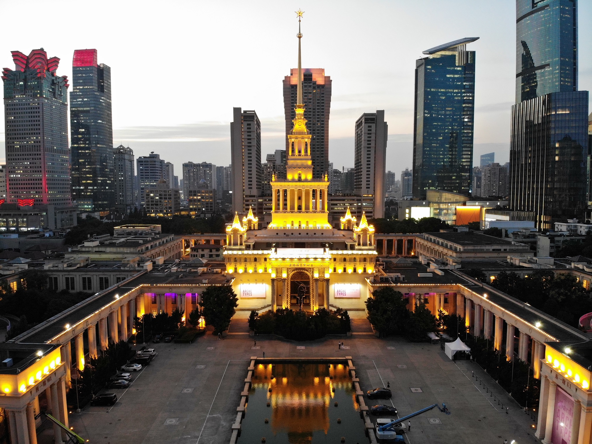 上海展览中心夜景图片