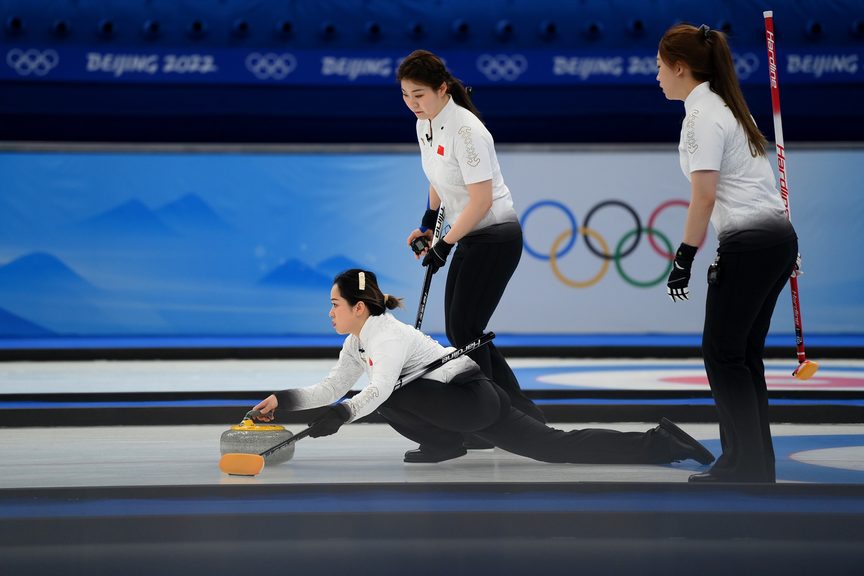 老将王芮改打四垒中国女子冰壶队连胜平昌冬奥会冠亚军