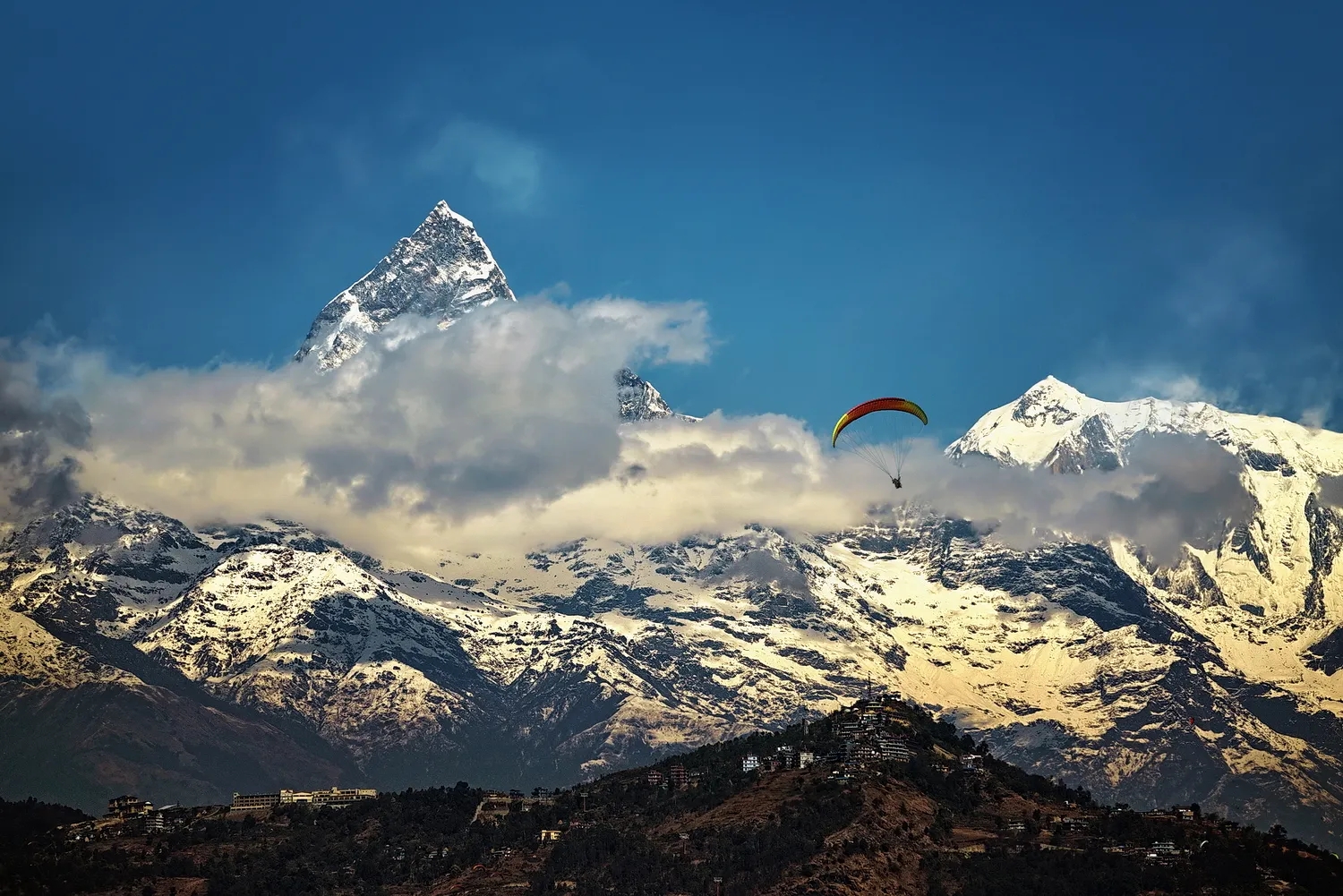 尼泊尔全运会一滑翔伞运动员坠落遇难,尼全国暂停滑翔伞运动