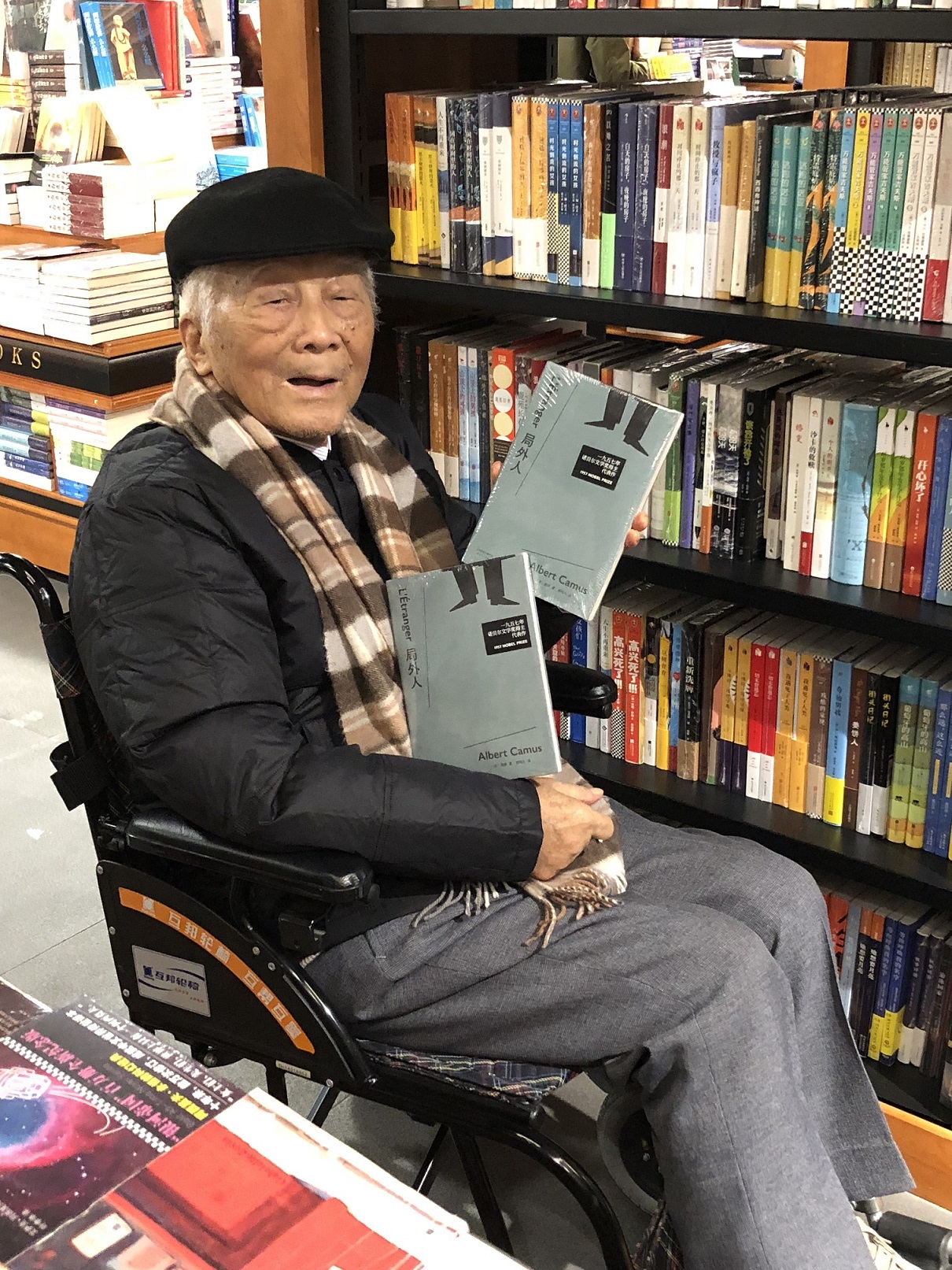 2018年11月24日柳鸣九在西西弗书店的书架上看到了由他翻译的加缪名著《局外人》。江胜信 摄.jpg
