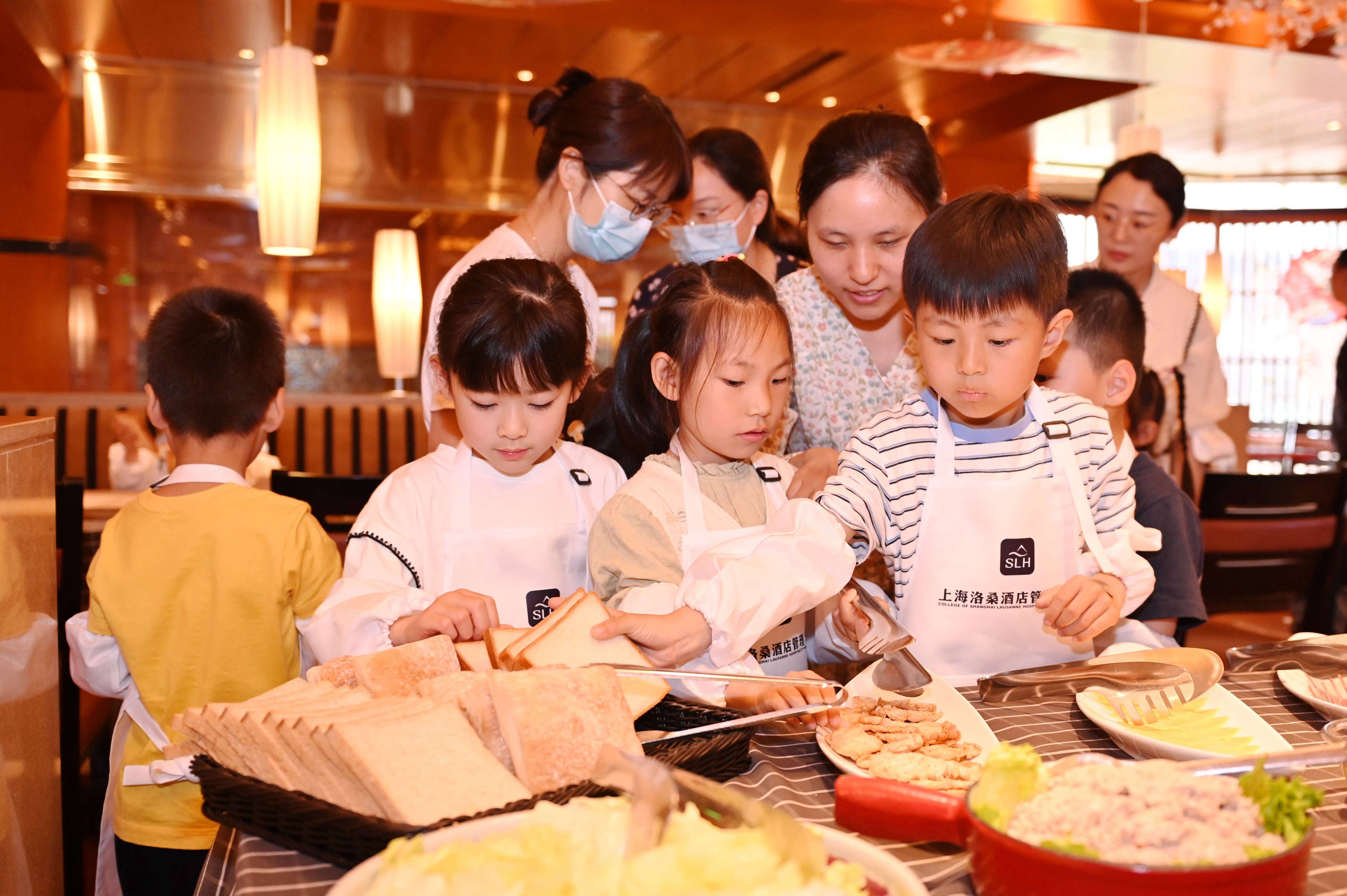 1.学生在虹桥锦江大酒店体验上海商学院上海洛桑酒店管理学院开设的“小小厨师长”项目1.JPG