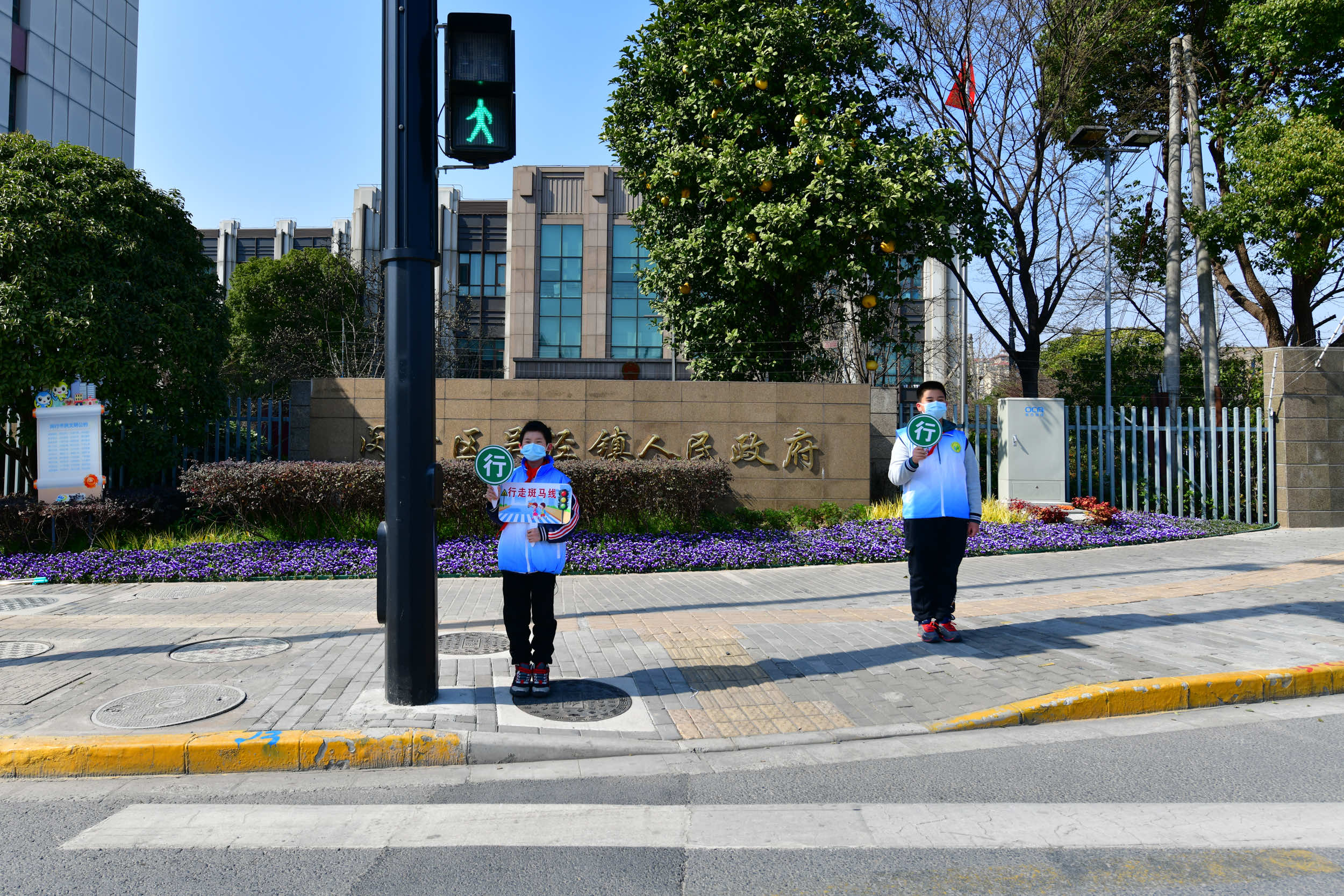 图7：2023年3月10日，学校友爱蓝志愿者服务队在剑川路虹梅南路开展交通文明岗志愿服务.jpg